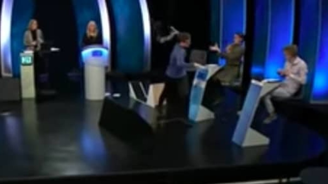 מתמודד בתוכנית טלוויזיה שהפסיד והחל להתפרע