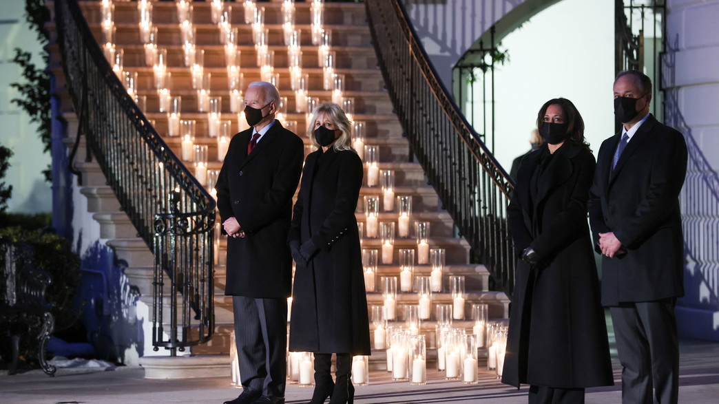 דקת דומייה בבית הלבן לזכר חצי מיליון קורבנות קורונ