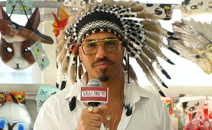 מאיר כהן מהפיראט האדום מתכונן לפורים (צילום: מתוך "משדר מיוחד" עם אלמוג בוקר,  קשת 12  )