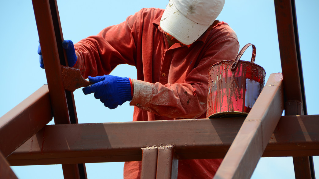 צבעי צובע על גג