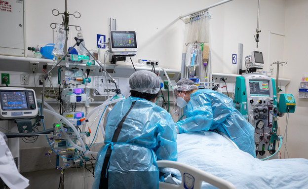 טיפול בחולה קורונה בבית החולים הדסה בירושלים (צילום: אוליבייה פיטוסי, פלאש/90 )