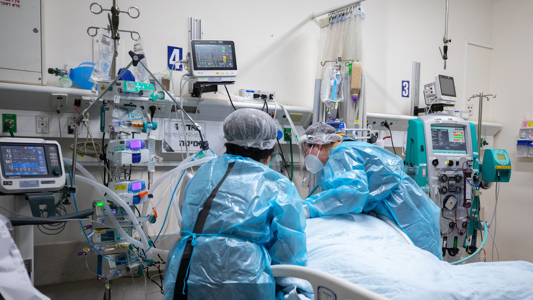 טיפול בחולה קורונה בבית החולים הדסה בירושלים