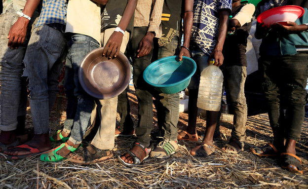 פליטים אתיופים שנמלטו מהקרבות בטיגריי עומדים בתור לקבלת מזון (צילום: רויטרס)