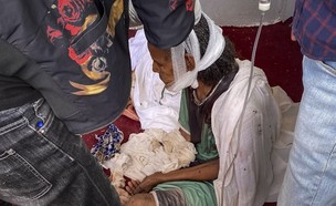אישה שנפצעה בקרבות בטיגריי ומתה כמה ימים לאחר מכן (צילום: AP)