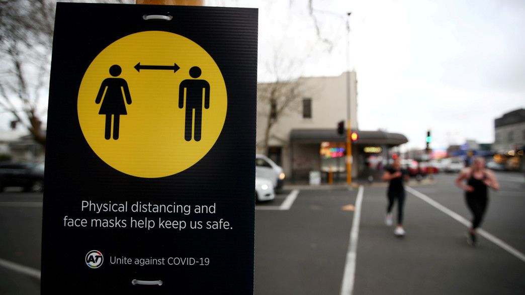 שלט המזכיר לתושבי אוקלנד לשמור על ריחוק חברתי שלט המזכיר לתושבי אוקלנד לשמור על ריחוק חברתי