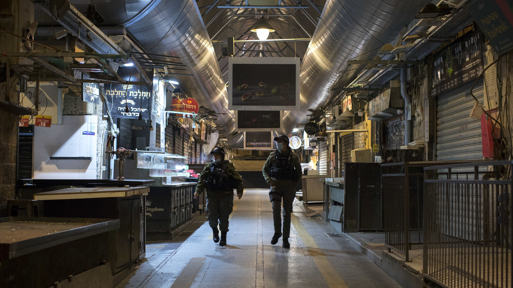 שוטרי מג"ב בשוק מחנה יהודה הסגור בזמן משבר הקורונה שוטרי מג"ב בשוק מחנה יהודה הסגור בזמן משבר הקורונה