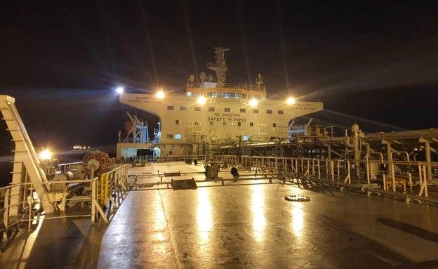 האונייה מינרבה הלן ביוון, מכלית, זפת (צילום: המשרד להגנת הסביבה)
