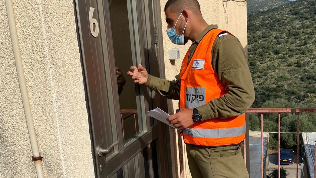 חיילים עוברים בבתים ומשכנעים להתחסן חיילים עוברים בבתים ומשכנעים להתחסן