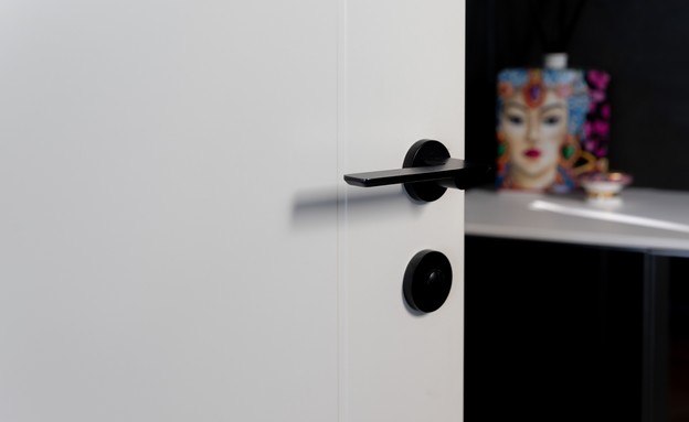 דלתות שחורות, עיצוב אדריכלית אורנית וסרמן, דלת פנים של רב בריח (צילום: שמרית שבתאי)