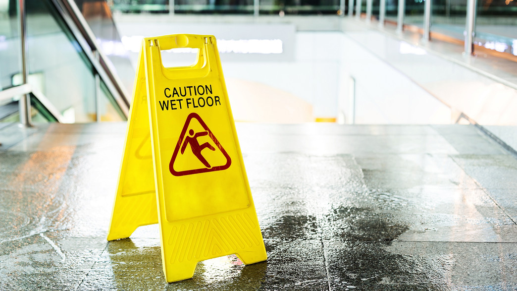 רצפה רטובה, מדרגות