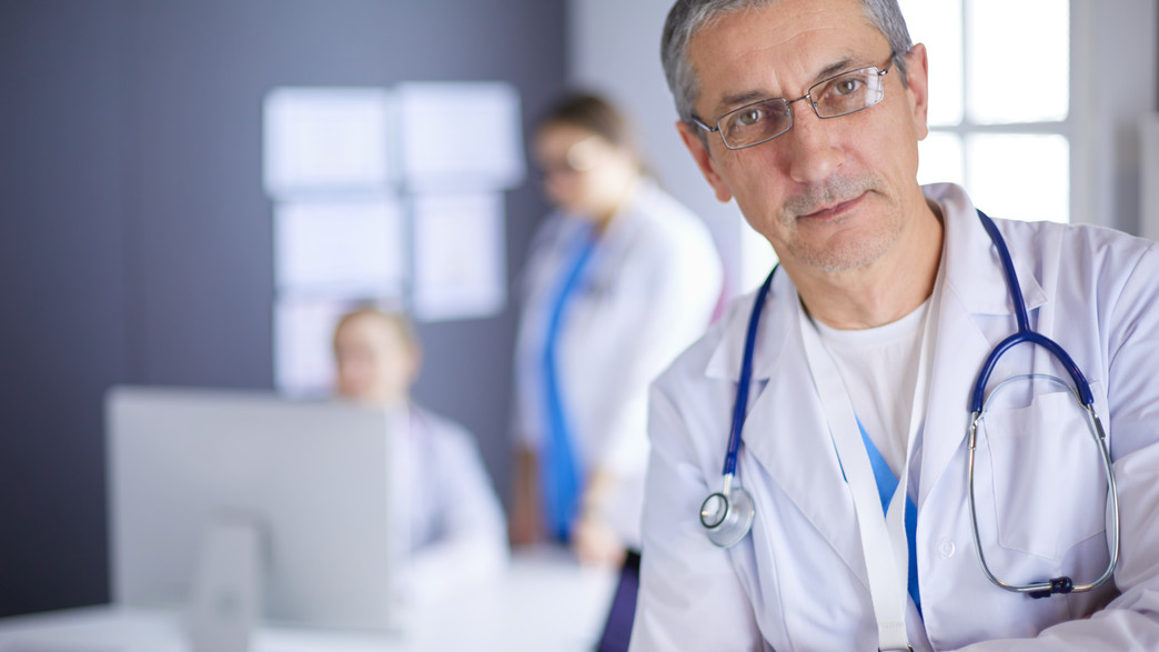 רופא מתבונן