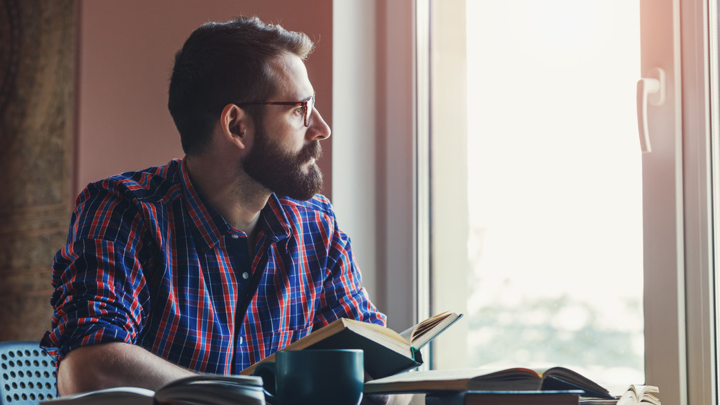גבר קורא