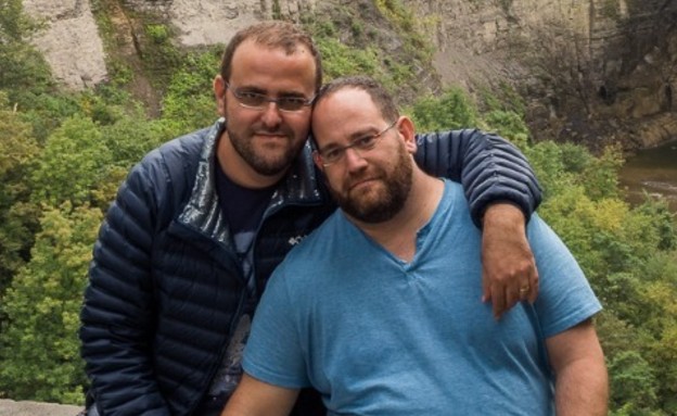 צביקה שטיין ובן זוגו  (צילום: אלבום פרטי)