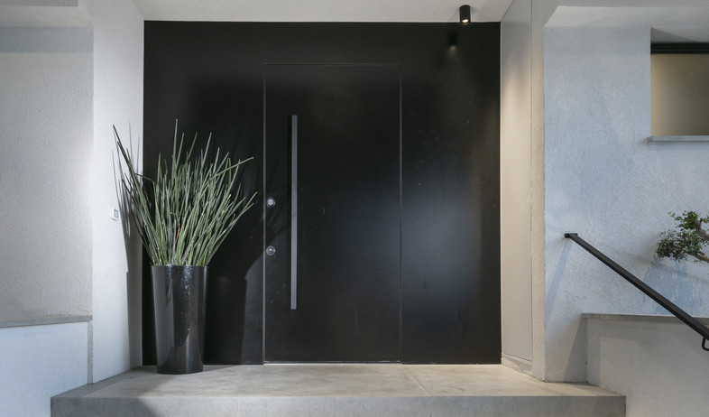 דלתות שחורות, ג, עיצוב אדריכל רון שפיגל (צילום: אלעד גונן)