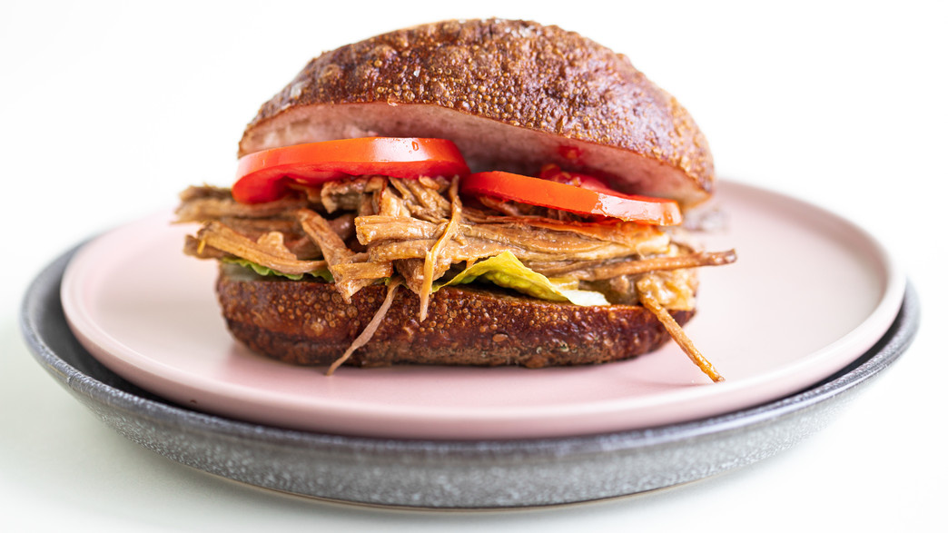 בשר מפורק בלחמניית המבורגר בשר מפורק בלחמניית המבורגר