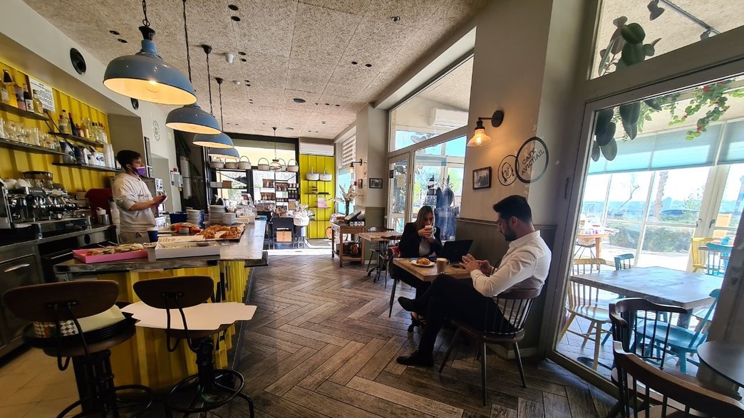 חזרה לשגרה, בית קפה בירושלים, לקוחות , קורונה