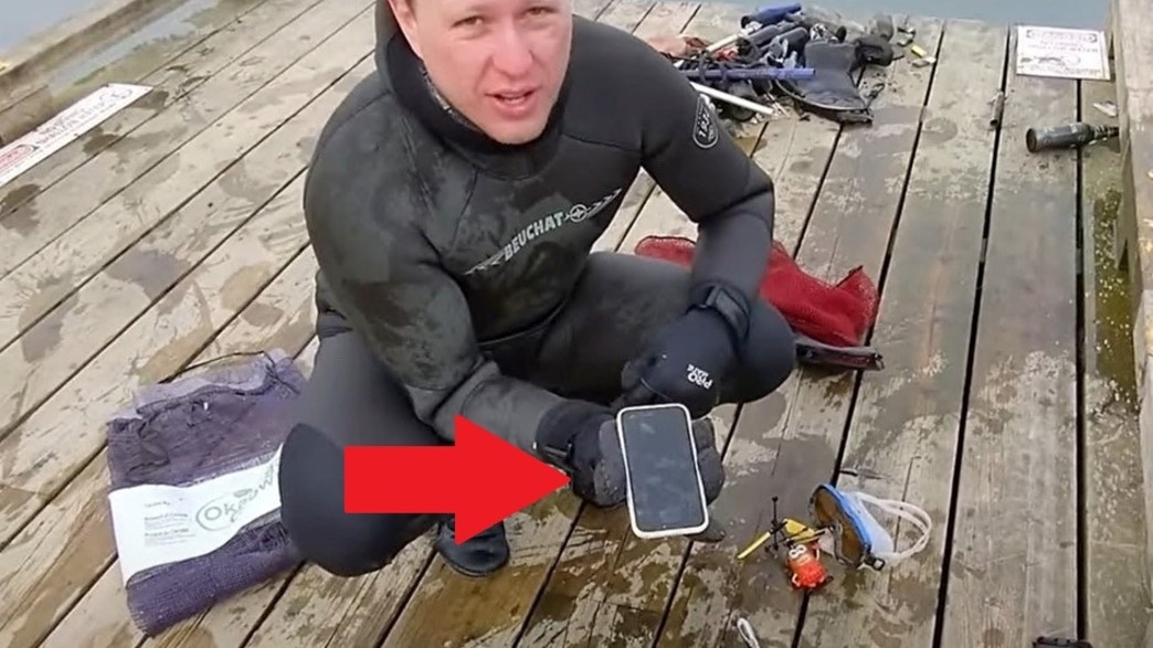 צוללן מצא אייפון 11 בקרקעית הנהר