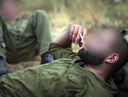 חיילי צה''ל מעשנים, אילוסטרציה (צילום: flash 90 / Matanya Tausig, חדשות)
