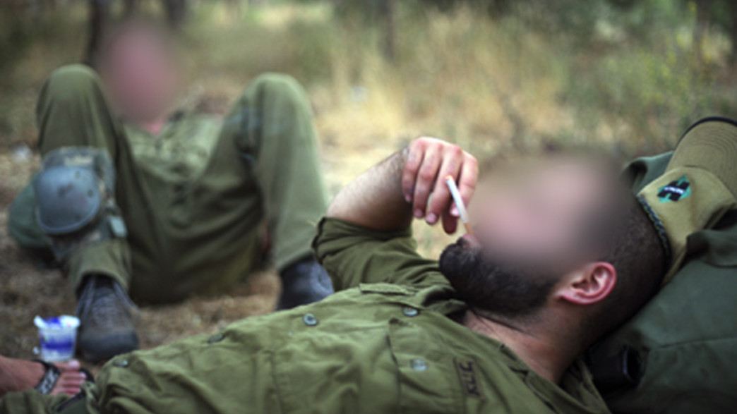 חיילי צה''ל מעשנים, אילוסטרציה חיילי צה''ל מעשנים, אילוסטרציה