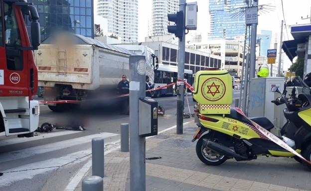 רוכבת קורקינט נהרגה בתאונת דרכים בתל אביב (צילום: יעקב רפאלי, תיעוד מבצעי מד"א)