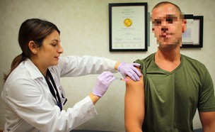 גבר עובר חיסון (צילום: אימג'בנק/GettyImages)