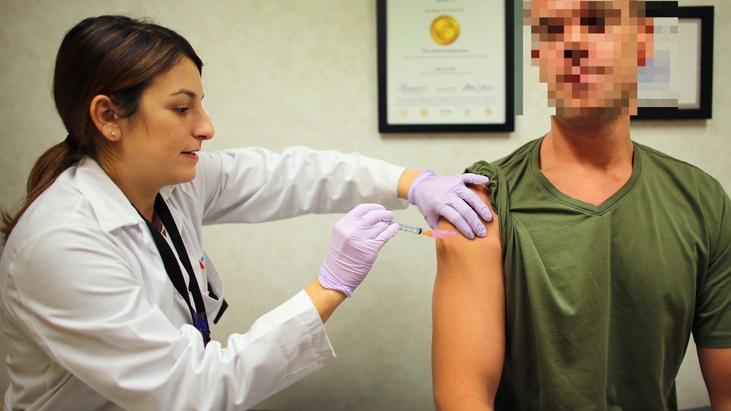 גבר עובר חיסון