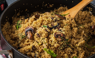 תבשיל קינואה עם תרד ופטריות (צילום: נמרוד סונדרס, mako אוכל)