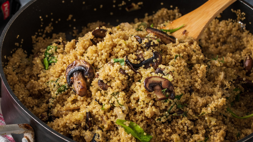 תבשיל קינואה עם תרד ופטריות (צילום: נמרוד סונדרס, mako אוכל)