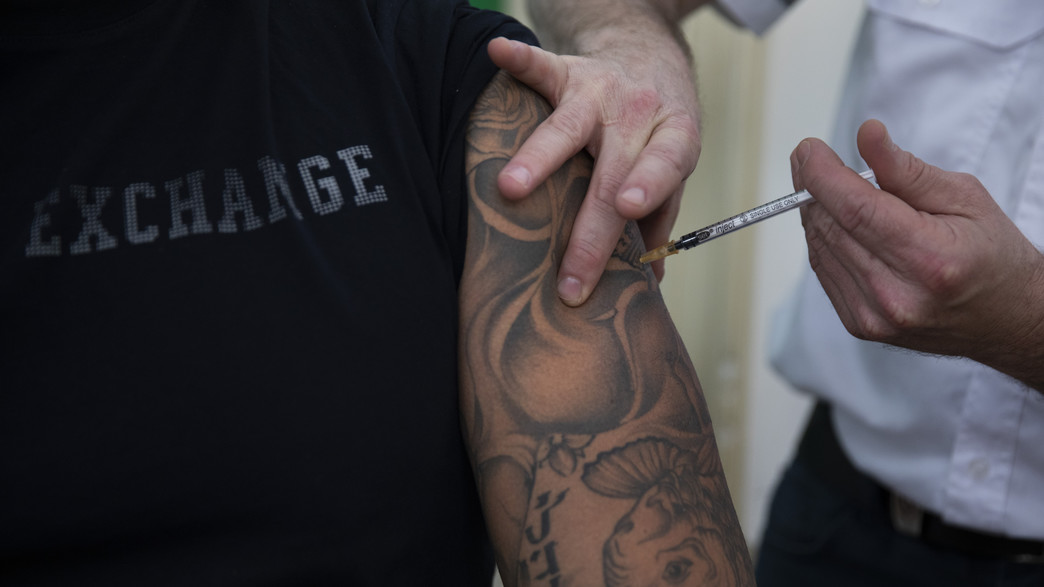 גבר מתחסן נגד קורונה גבר מתחסן נגד קורונה