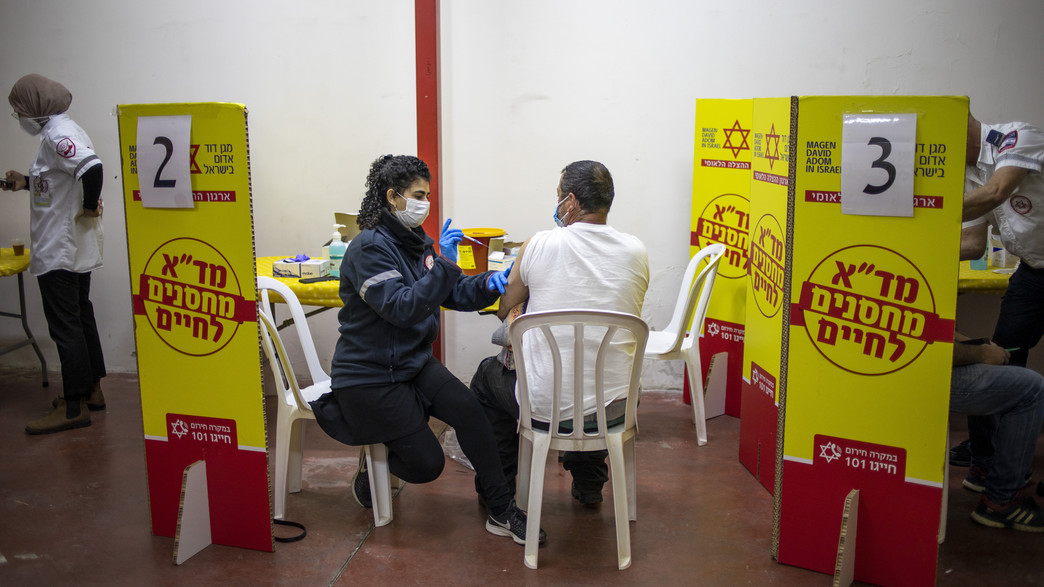 פלסטיני מקבל חיסון נגד קורונה באזור התעשייה ברקן פלסטיני מקבל חיסון נגד קורונה באזור התעשייה ברקן