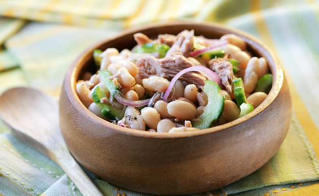 Bean, corn, tuna and onion salad (Photo: Shutterstock_By Sergey Morgunov)
