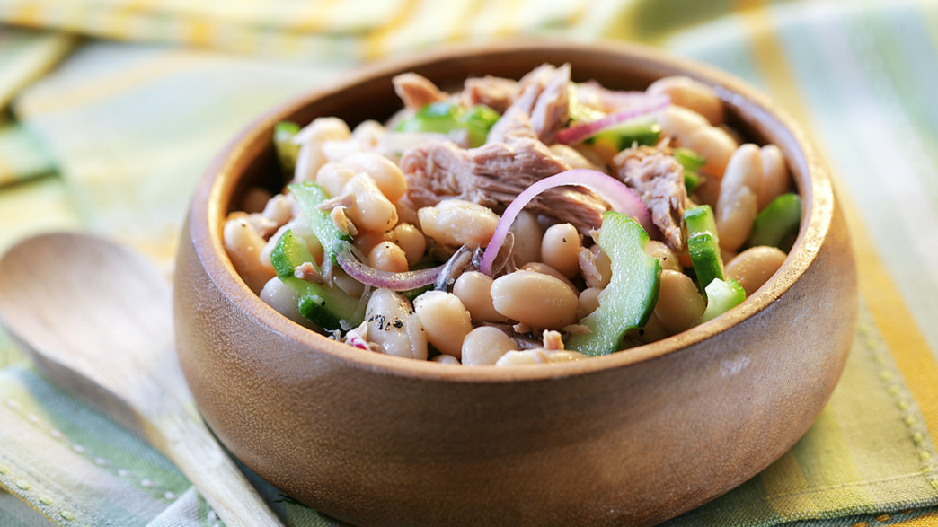 סלט שעועית, תירס, טונה ובצל