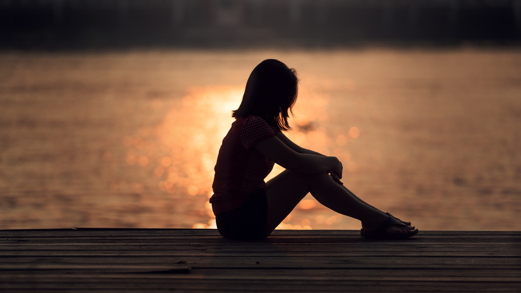 אישה בשקיעה