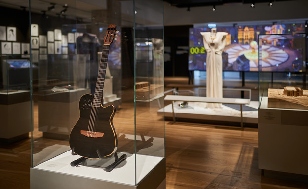 הגיטרה של לאונרד כהן, מוזיאון העם היהודי (צילום: שחר וזיו כץ,  יח"צ)
