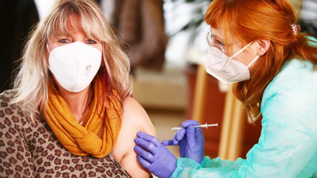 מתחסנים נגד קורונה בגרמניה מתחסנים נגד קורונה בגרמניה