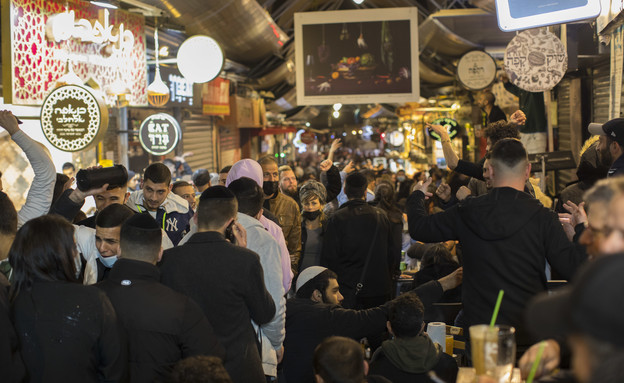 מבלים בבארים בשוק מחנה יהודה בירושלים לאחר סגר הקורונה השלישי (צילום: אוליביה פיטוסי , פלאש/90 )