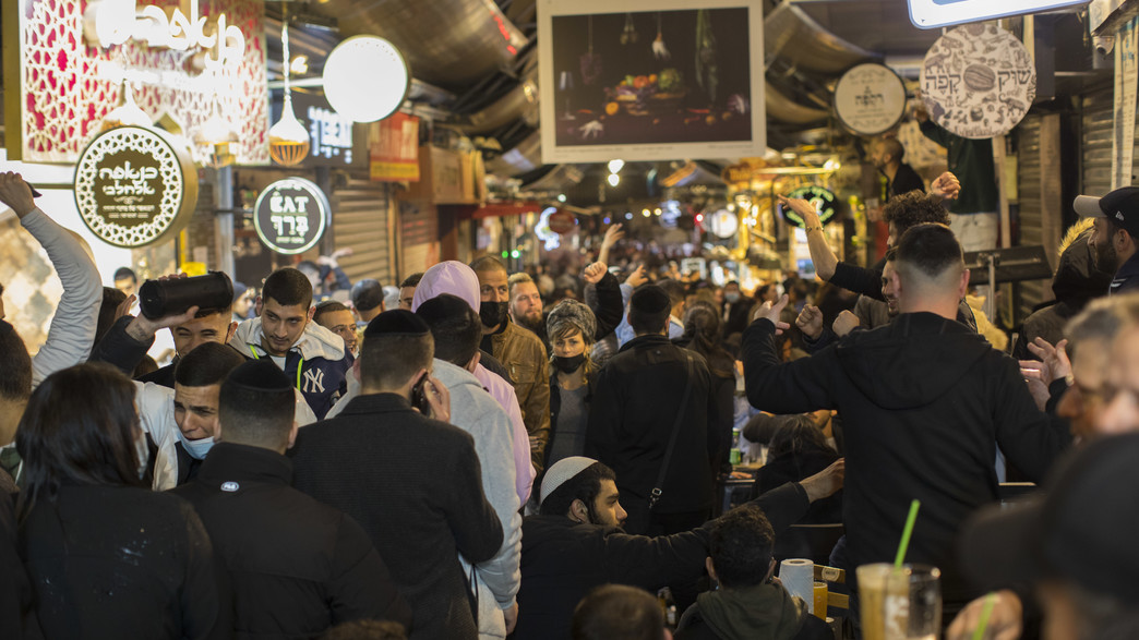 מבלים בבארים בשוק מחנה יהודה בירושלים לאחר סגר הקורונה השלישי