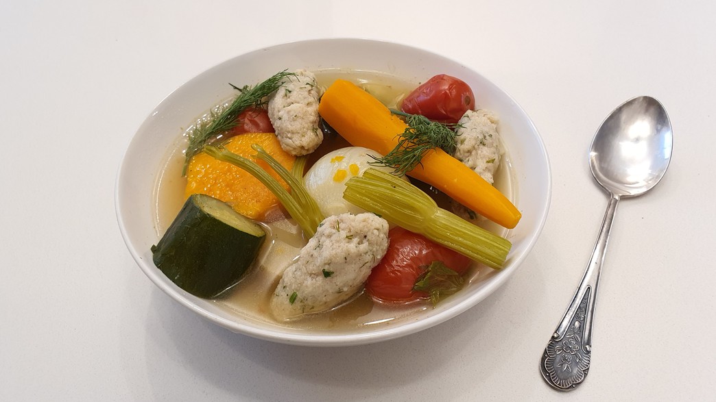 מרק "עוף" וקניידלך טבעוני מרק "עוף" וקניידלך טבעוני