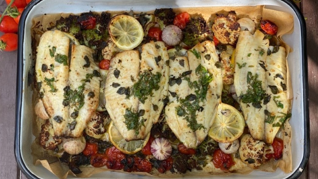 דג אמנון צלוי בתנור עם ירקות אביביים 