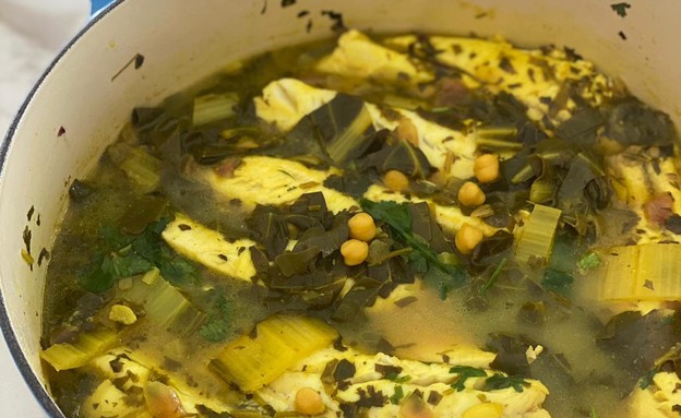 פילה אמנון בתבשיל לימוני של מנגולד וגרגירי חומוס (צילום: נטע לויה)