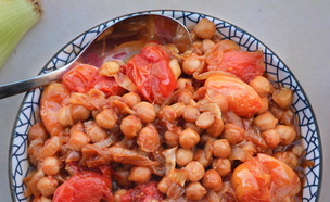 סלט חומוס עגבניות שרי ובצל מקורמל (צילום: שיר סלעית)
