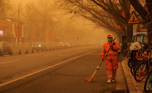 בייג'ין, סין: זיהום אוויר הפך את השמים לכתומים (צילום: רויטרס)