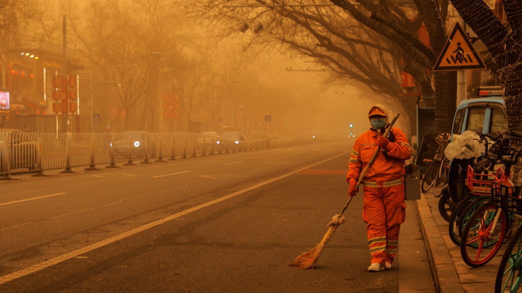 בייג'ין, סין: זיהום אוויר הפך את השמים לכתומים