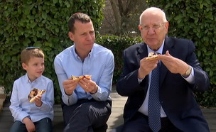 עמית סגל, נשיא המדינה, רובי ריבלין, אוכלים פיצה (צילום: N12)