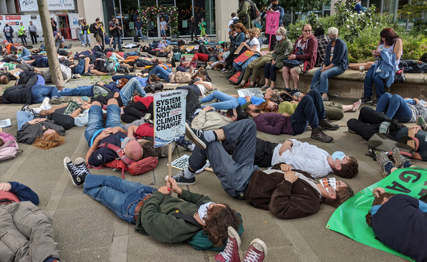 מייצג die in  במחאת אקלים במנצ'סטר, אנגליה (צילום: John B Hewitt, shutterstock)