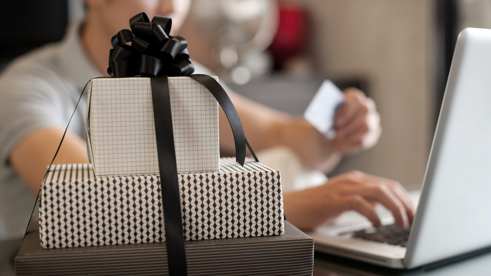 גבר קונה מתנות באינטרנט (אילוסטרציה: Shutterstock)