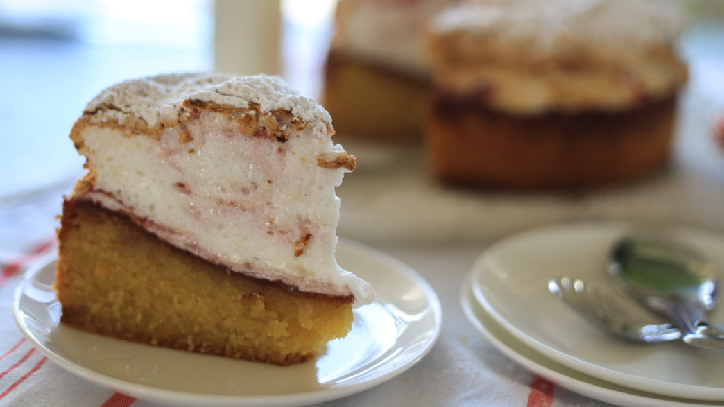 עוגת פולנטה שקדים עם מרנג ריבת פטל