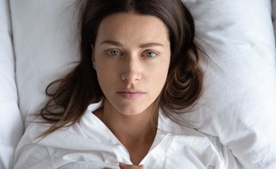5 - אישה שוכבת במיטה, מבט על (צילום: shutterstock)