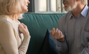 זוג מבוגרים מדברים (צילום: fizkes, Shutterstock)