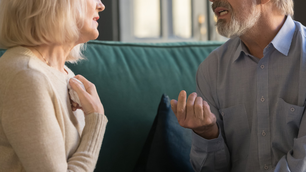 זוג מבוגרים מדברים זוג מבוגרים מדברים
